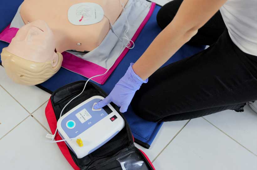 Cómo usar un desfibrilador externo automático