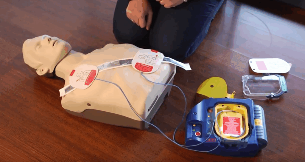 usar un desfibrilador externo automático