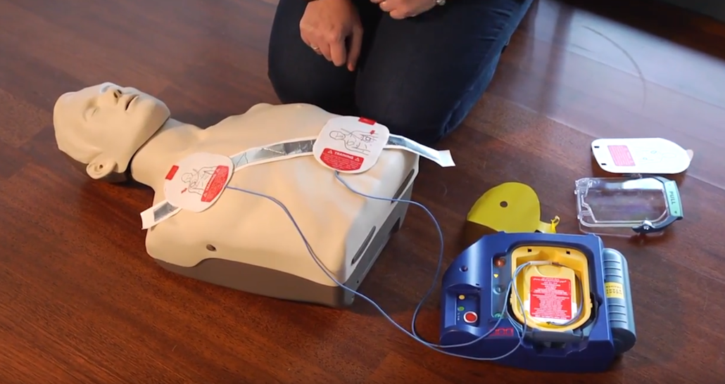 usar un desfibrilador externo automático