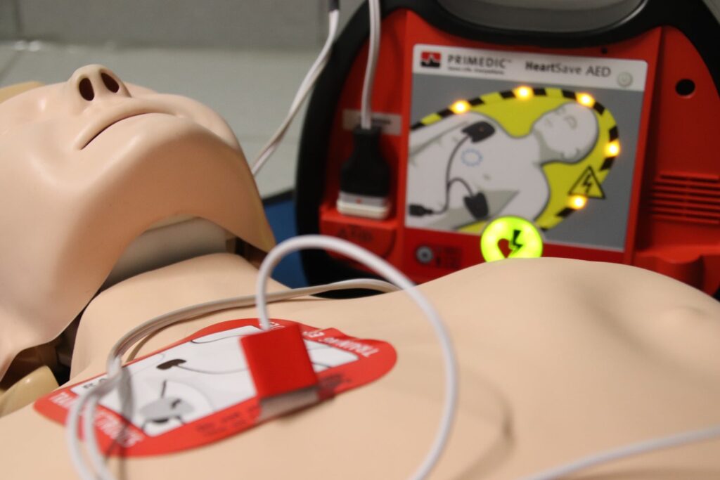 Cómo puede un desfibrilador salvar una vida en pocos minutos